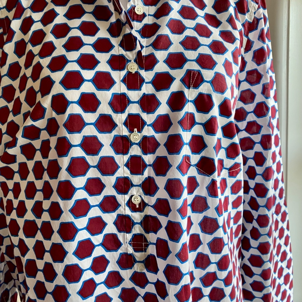 J. Crew cotton popover shirt in burgundy & blue hex pattern on white Size 6 - Picture 6 of 13